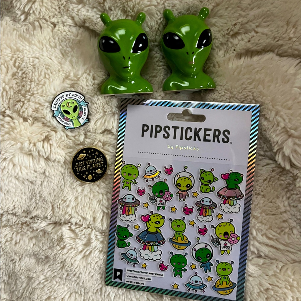 Aliens Salt & Pepper Shaker Set, 2 Pins & Sticker Sheet